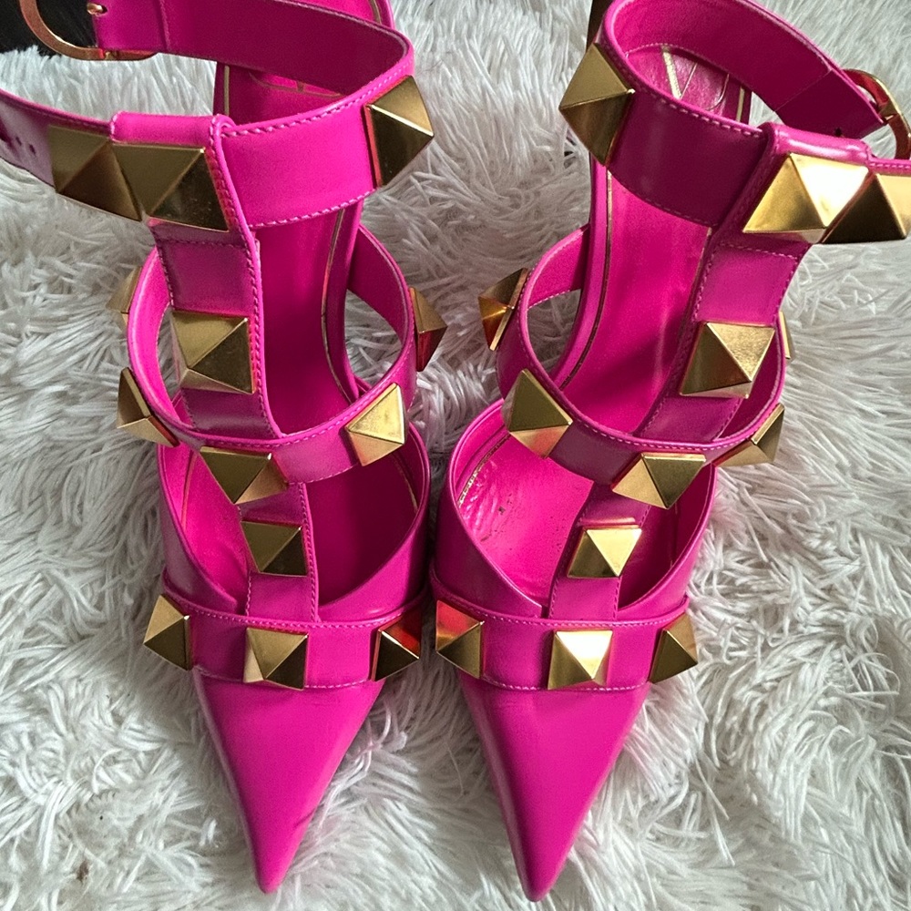 🌸Valentino Roman stud leather pumps 🌸